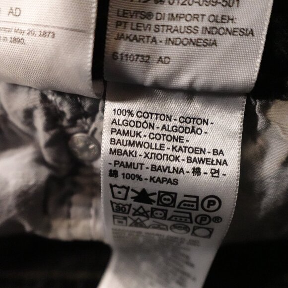 Levi’s Premium Wedgie Straight Jeans Women’s 28 Black Distressed Denim - Picture 15 of 16